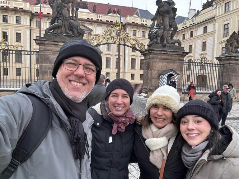 grupo de turistas latino-americanos na Ponte Carlos durante passeio guiado em Praga