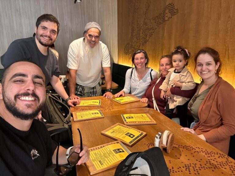 turistas brasileiros explorando Praga com guia local