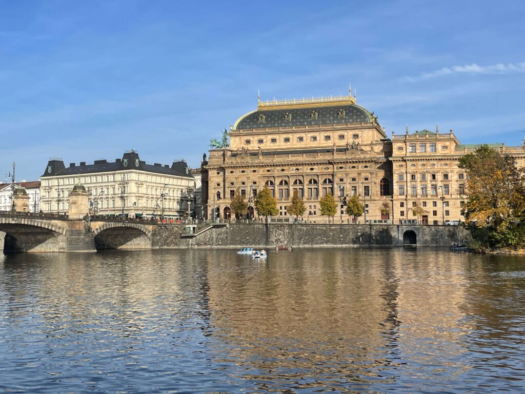 Teatro Nacional e rio Moldava em Praga