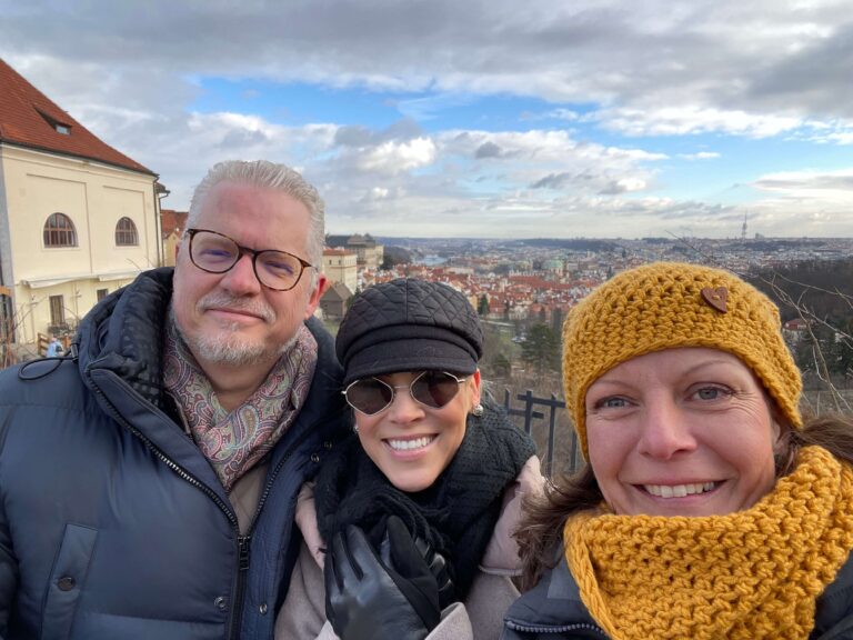 turistas do Brasil durante passeio guiado em Praga com vista da cidade
