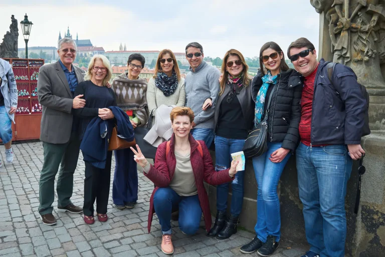 grupo de turistas brasileiros em passeio privado em Praga com guia local